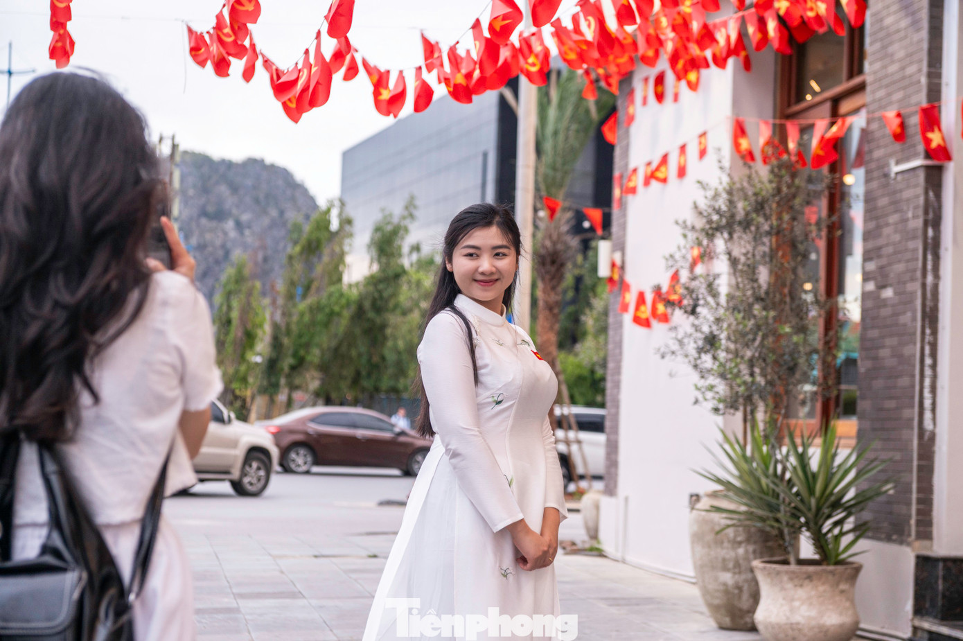 Qua từng tấm ảnh, mỗi bạn trẻ có thể cảm nhận được vẻ đẹp của đất nước, sự đa dạng văn hóa của dân tộc Việt Nam.