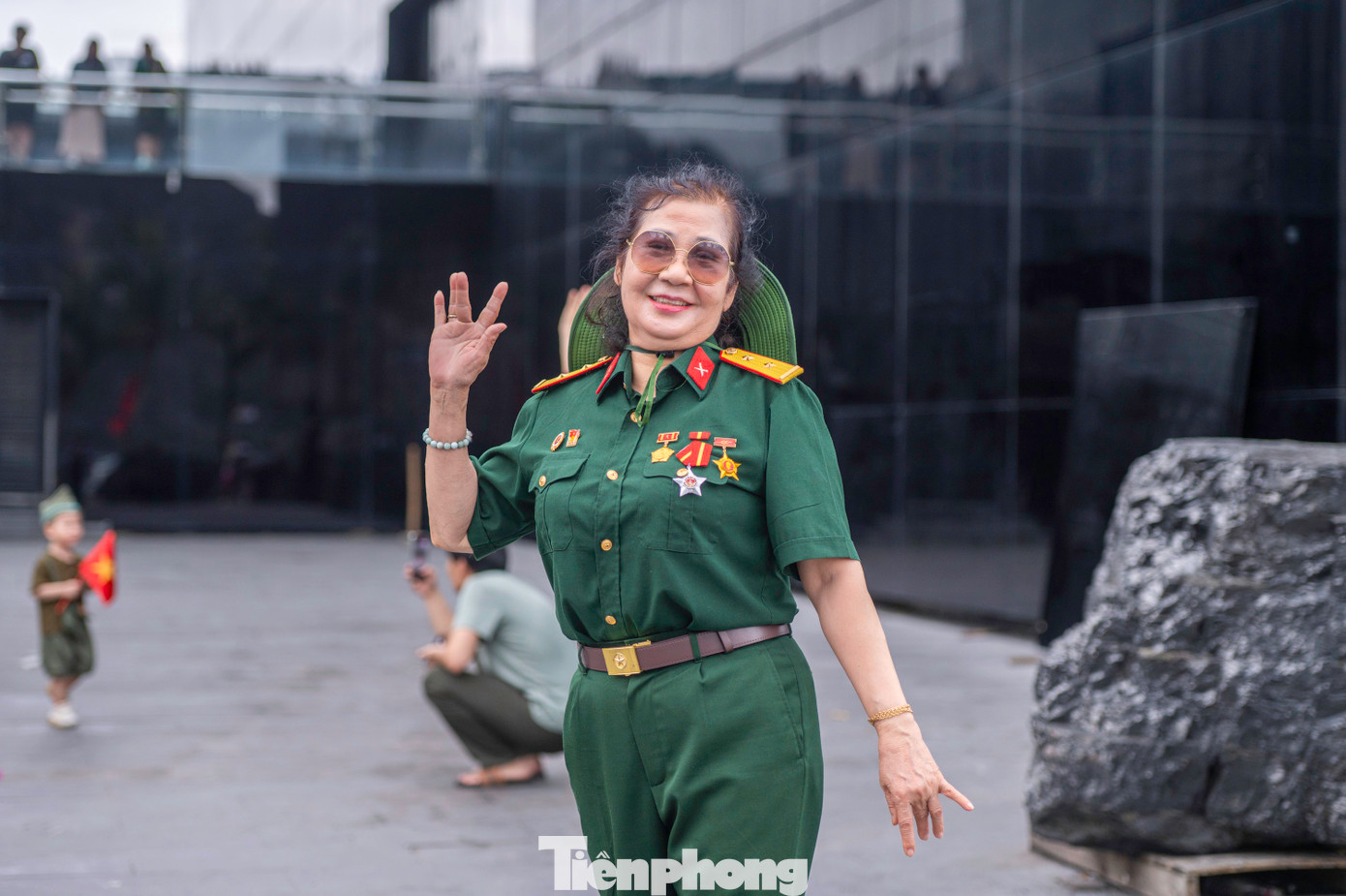 Trong số những người đến đây chụp ảnh có cả những cô, bác là những quân nhân chiến đấu, chứng kiến thời khắc lịch sử Giải phóng miền Nam, thống nhất đất nước.