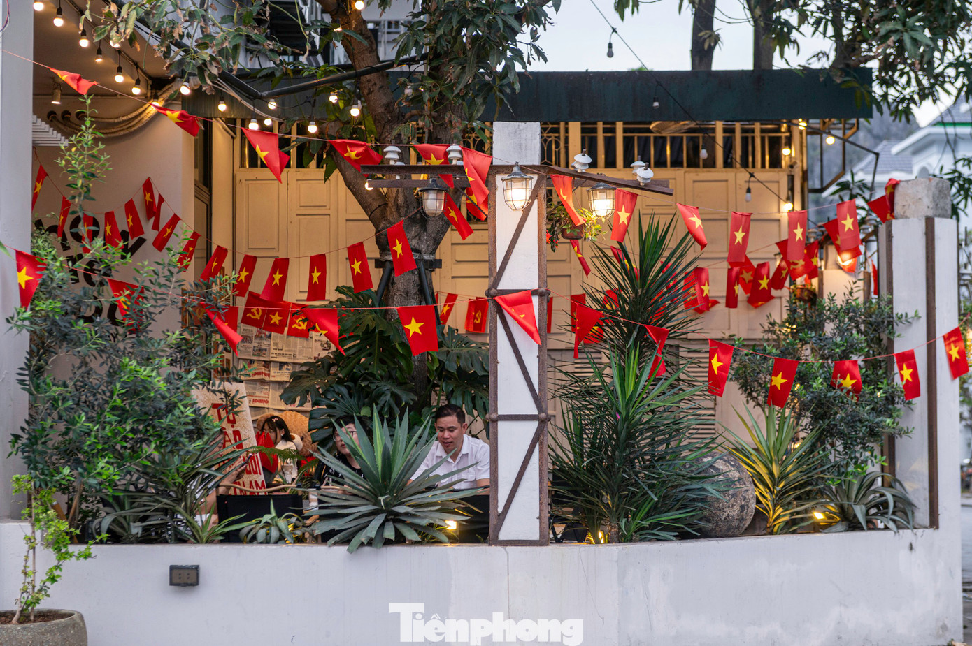 Tại TP. Hạ Long, các cửa hàng, cửa hiệu, nơi tập trung đông người đều khoác lên mình màu đỏ - màu của lá cờ Tổ quốc.