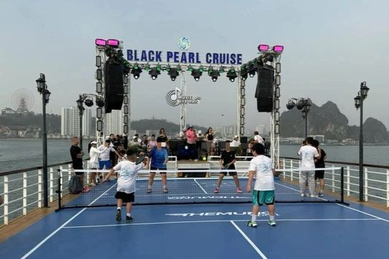 Tàu Black Pearl Cruise tổ chức cho cả người Việt Nam và người nước ngoài chơi Pickleball ngay trong hải trình tham quan vịnh Hạ Long.