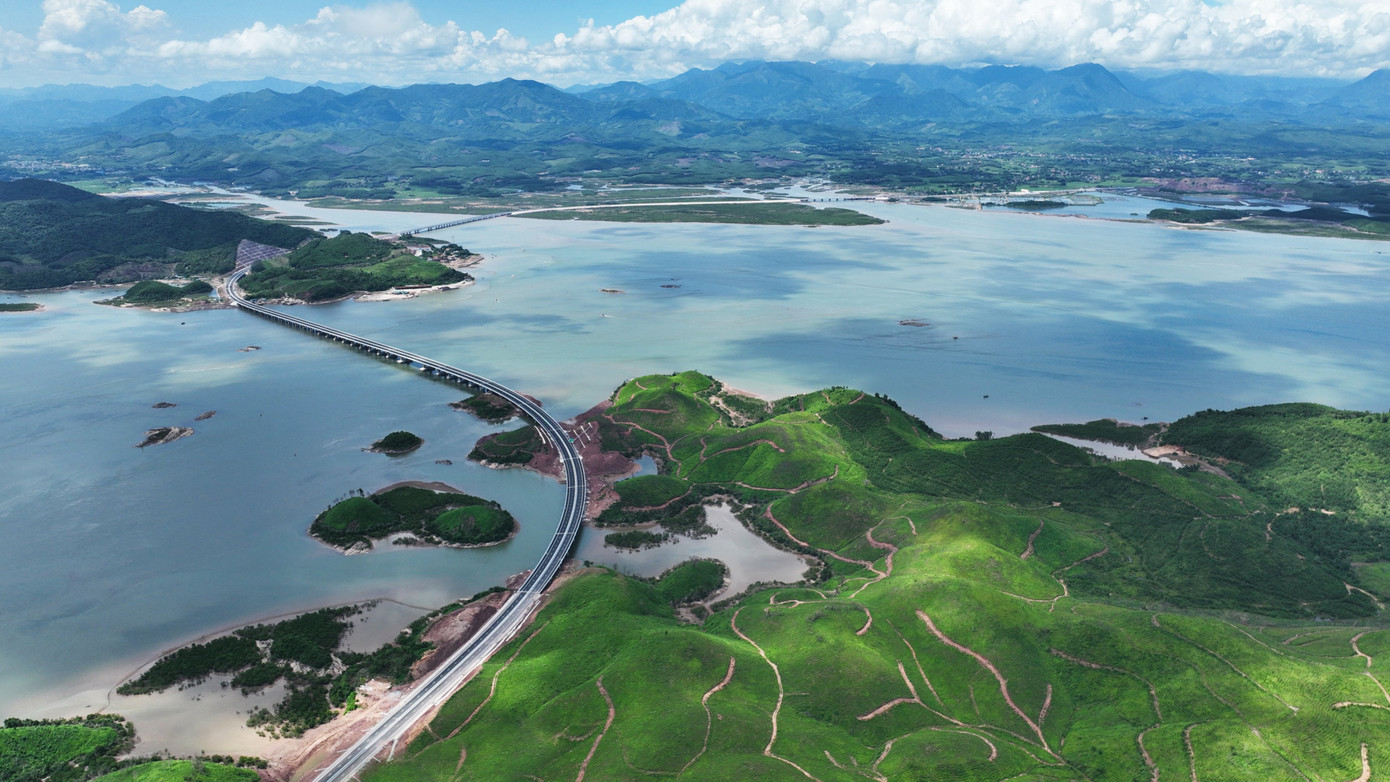 Đặc khu Vân Đồn còn sở hữu hạ tầng giao thông phát triển khi hội tụ cả đường bộ với cao tốc Hải Phòng - Móng Cái, đường hàng không với sân bay Vân Đồn giúp kết nối giao thông giữa đặc khu Vân Đồn với các địa phương trong cả nước và quốc tế.