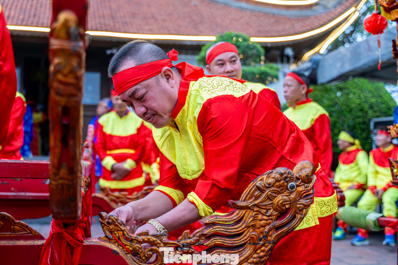 Theo tục lệ, từ sáng sớm các trai tráng được lựa chọn kỹ càng từ trước là người có sức khỏe, gia đình văn hóa... để mặc lễ phục, đầu đội khăn đỏ làm lễ đưa tượng Hưng Đạo đại vương cùng bảo kiếm từ trong Cung ra kiệu rước vi hành quanh thị xã Quảng Yên. Theo tục lệ, từ sáng sớm các trai tráng được lựa chọn kỹ càng từ trước là người có sức khỏe, gia đình văn hóa... để mặc lễ phục, đầu đội khăn đỏ làm lễ đưa tượng Hưng Đạo đại vương cùng bảo kiếm từ trong Cung ra kiệu rước vi hành quanh thị xã Quảng Yên.