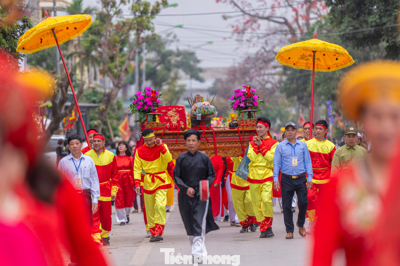 Ngoài ra, còn có các kiệu rước sắc phong, kiệu rước vương tôn nhà Trần gồm Đệ nhất Vương cô Quyền Thanh công chúa và Đệ nhị Vương cô Đại Hoàng công chúa... Ngoài ra, còn có các kiệu rước sắc phong, kiệu rước vương tôn nhà Trần gồm Đệ nhất Vương cô Quyền Thanh công chúa và Đệ nhị Vương cô Đại Hoàng công chúa...