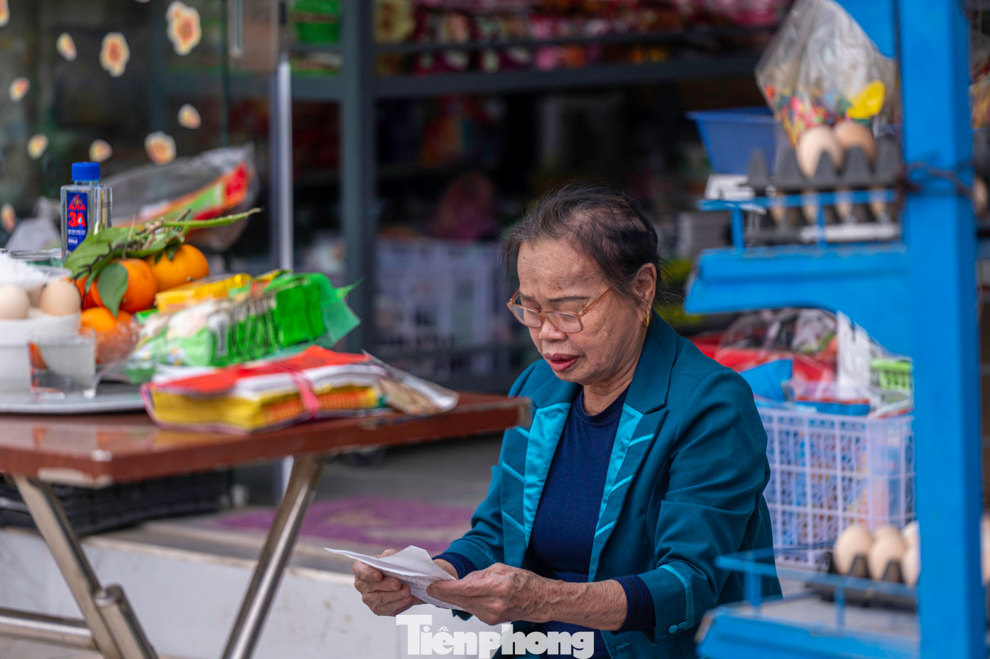 Mỗi con đường đoàn rước Đức Thánh Trần đi qua, người dân lại sửa soạn mâm lễ mặn và chay để cúng và cầu xin sức khỏe, bình an cho gia đình. Mỗi con đường đoàn rước Đức Thánh Trần đi qua, người dân lại sửa soạn mâm lễ mặn và chay để cúng và cầu xin sức khỏe, bình an cho gia đình.