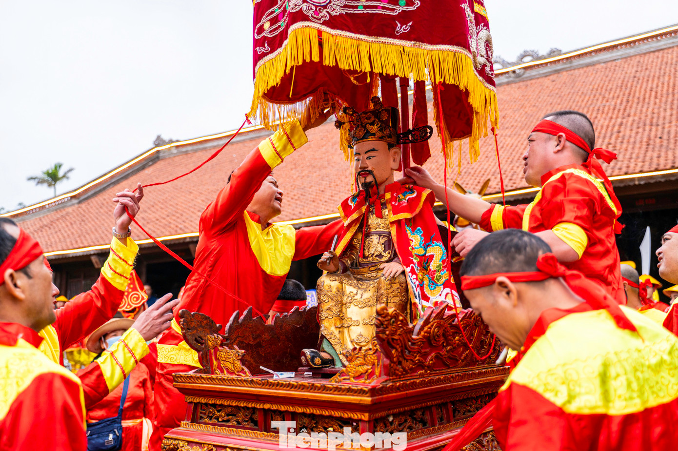 Theo tục lệ, từ sáng sớm các trai tráng được lựa chọn kỹ càng từ trước là người có sức khỏe, gia đình văn hóa... để mặc lễ phục, đầu đội khăn đỏ làm lễ đưa tượng Hưng Đạo đại vương cùng bảo kiếm từ trong Cung ra kiệu rước vi hành quanh thị xã Quảng Yên. Theo tục lệ, từ sáng sớm các trai tráng được lựa chọn kỹ càng từ trước là người có sức khỏe, gia đình văn hóa... để mặc lễ phục, đầu đội khăn đỏ làm lễ đưa tượng Hưng Đạo đại vương cùng bảo kiếm từ trong Cung ra kiệu rước vi hành quanh thị xã Quảng Yên.