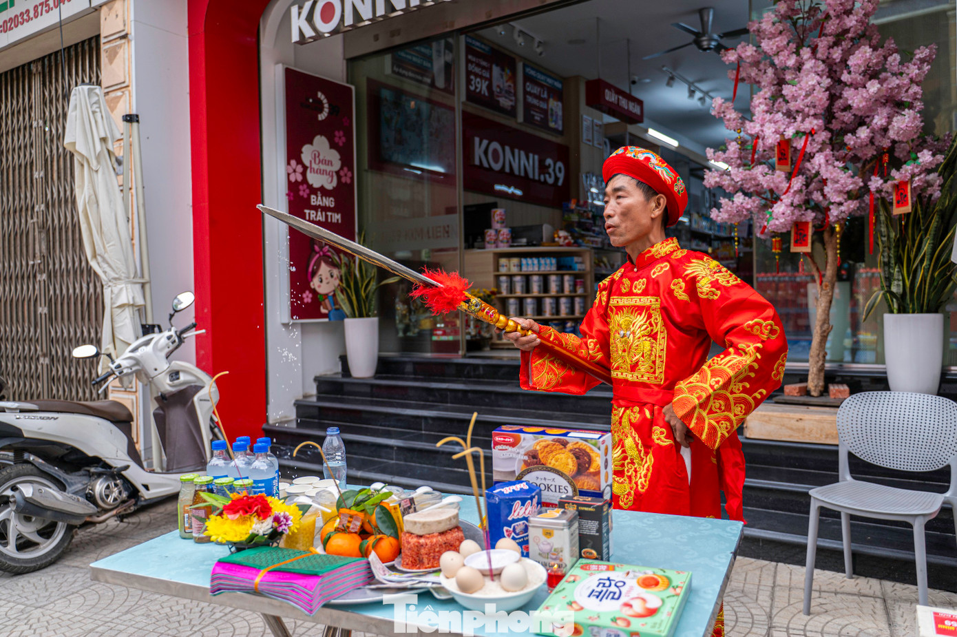 Mỗi con đường đoàn rước Đức Thánh Trần đi qua, người dân lại sửa soạn mâm lễ mặn và chay để cúng và cầu xin sức khỏe, bình an cho gia đình. Mỗi con đường đoàn rước Đức Thánh Trần đi qua, người dân lại sửa soạn mâm lễ mặn và chay để cúng và cầu xin sức khỏe, bình an cho gia đình.
