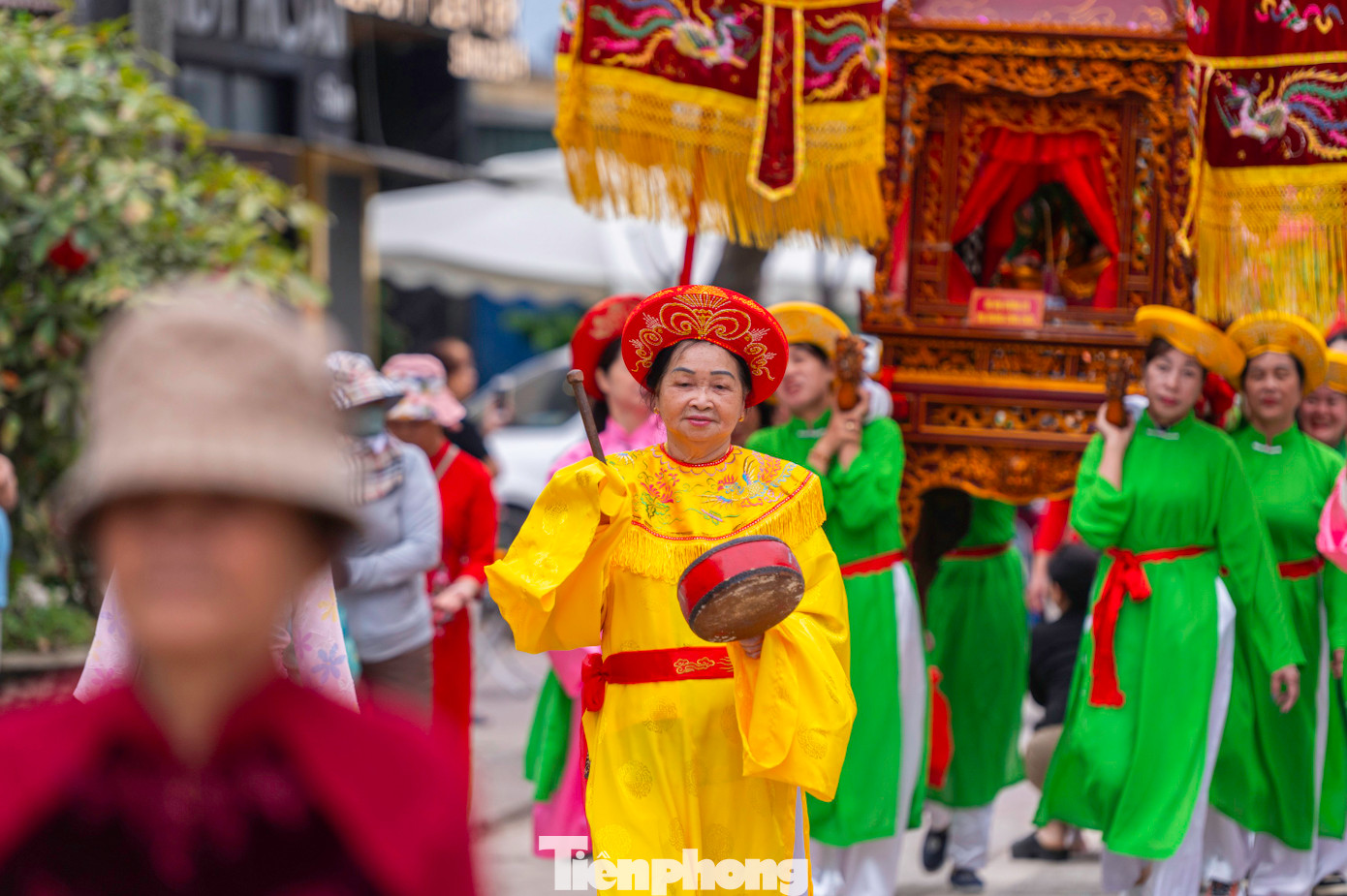 Ngoài ra, còn có các kiệu rước sắc phong, kiệu rước vương tôn nhà Trần gồm Đệ nhất Vương cô Quyền Thanh công chúa và Đệ nhị Vương cô Đại Hoàng công chúa... Ngoài ra, còn có các kiệu rước sắc phong, kiệu rước vương tôn nhà Trần gồm Đệ nhất Vương cô Quyền Thanh công chúa và Đệ nhị Vương cô Đại Hoàng công chúa...