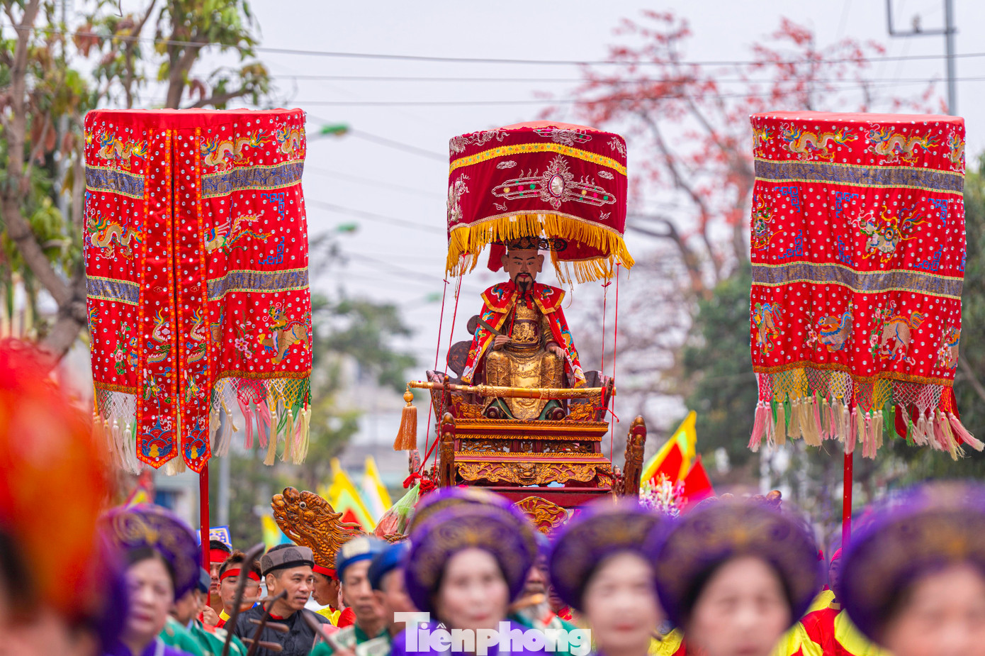 Kiệu được trang trí sơn son, thếp vàng, có ô lọng che và do 4 người khiêng. Đi trước và sau kiệu là các đội lễ, thanh âm, cờ tái hiện lại Đức Thánh Trần vi hành. Kiệu được trang trí sơn son, thếp vàng, có ô lọng che và do 4 người khiêng. Đi trước và sau kiệu là các đội lễ, thanh âm, cờ tái hiện lại Đức Thánh Trần vi hành.