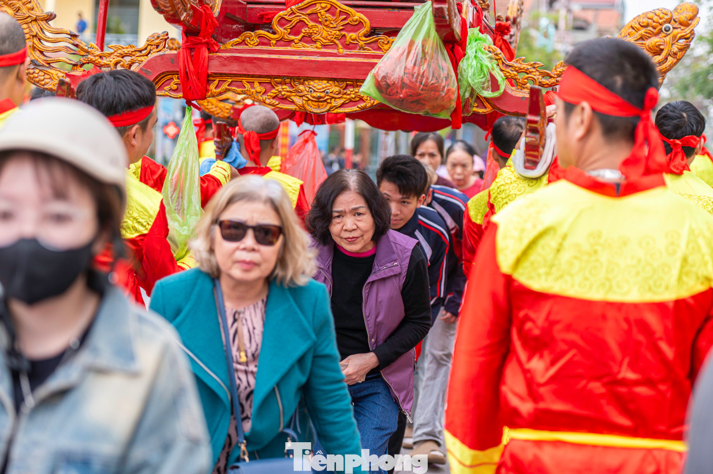 Mỗi khi kiệu đi qua, người dân gồm cả người lớn và trẻ nhỏ ngồi xếp hàng chờ kiệu đi qua để cầu mong may mắn, sức khỏe. Mỗi khi kiệu đi qua, người dân gồm cả người lớn và trẻ nhỏ ngồi xếp hàng chờ kiệu đi qua để cầu mong may mắn, sức khỏe.
