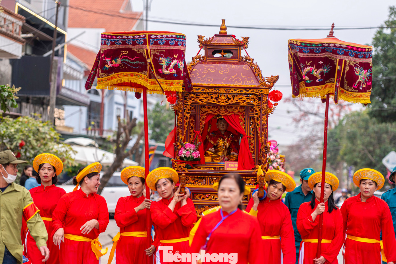 Ngoài ra, còn có các kiệu rước sắc phong, kiệu rước vương tôn nhà Trần gồm Đệ nhất Vương cô Quyền Thanh công chúa và Đệ nhị Vương cô Đại Hoàng công chúa... Ngoài ra, còn có các kiệu rước sắc phong, kiệu rước vương tôn nhà Trần gồm Đệ nhất Vương cô Quyền Thanh công chúa và Đệ nhị Vương cô Đại Hoàng công chúa...