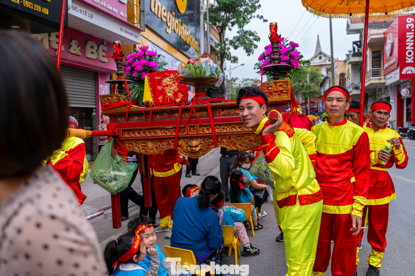 Mỗi khi kiệu đi qua, người dân gồm cả người lớn và trẻ nhỏ ngồi xếp hàng chờ kiệu đi qua để cầu mong may mắn, sức khỏe. Mỗi khi kiệu đi qua, người dân gồm cả người lớn và trẻ nhỏ ngồi xếp hàng chờ kiệu đi qua để cầu mong may mắn, sức khỏe.
