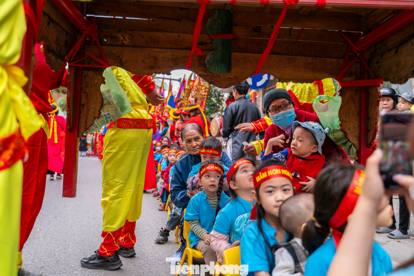 Mỗi khi kiệu đi qua, người dân gồm cả người lớn và trẻ nhỏ ngồi xếp hàng chờ kiệu đi qua để cầu mong may mắn, sức khỏe. Mỗi khi kiệu đi qua, người dân gồm cả người lớn và trẻ nhỏ ngồi xếp hàng chờ kiệu đi qua để cầu mong may mắn, sức khỏe.