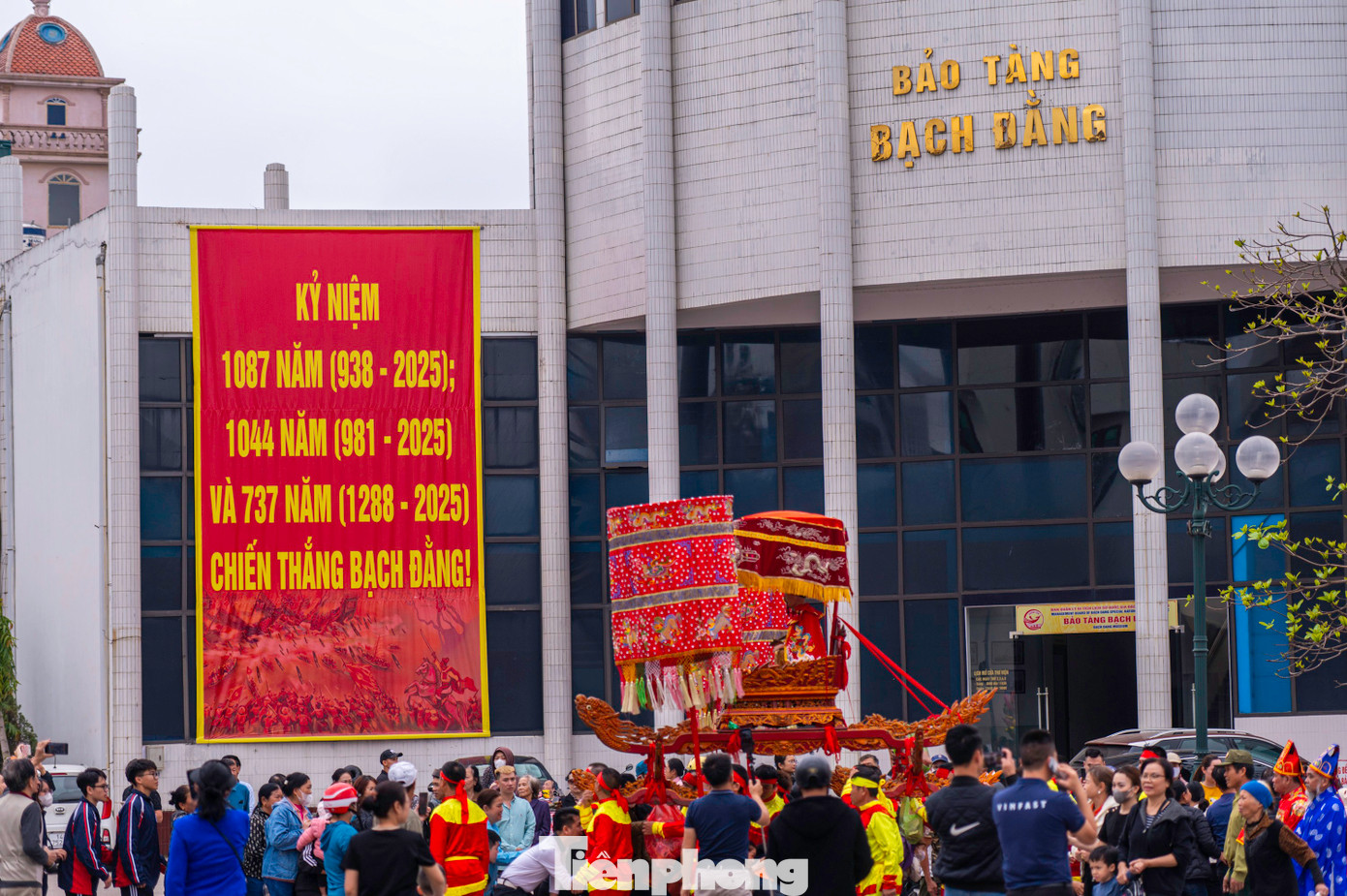 Kiệu Đức Thánh Trần đi qua Bảo tàng lịch sử Bạch Đằng. Kiệu Đức Thánh Trần đi qua Bảo tàng lịch sử Bạch Đằng.