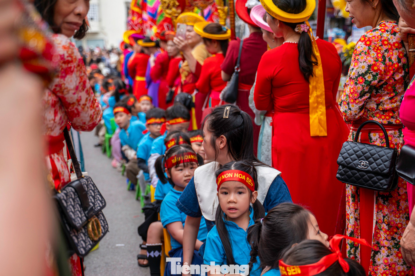 Mỗi khi kiệu đi qua, người dân gồm cả người lớn và trẻ nhỏ ngồi xếp hàng chờ kiệu đi qua để cầu mong may mắn, sức khỏe. Mỗi khi kiệu đi qua, người dân gồm cả người lớn và trẻ nhỏ ngồi xếp hàng chờ kiệu đi qua để cầu mong may mắn, sức khỏe.