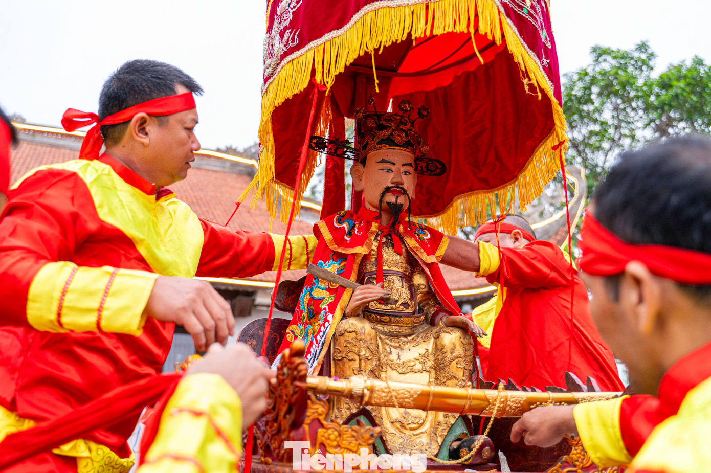 Theo tục lệ, từ sáng sớm các trai tráng được lựa chọn kỹ càng từ trước là người có sức khỏe, gia đình văn hóa... để mặc lễ phục, đầu đội khăn đỏ làm lễ đưa tượng Hưng Đạo đại vương cùng bảo kiếm từ trong Cung ra kiệu rước vi hành quanh thị xã Quảng Yên. Theo tục lệ, từ sáng sớm các trai tráng được lựa chọn kỹ càng từ trước là người có sức khỏe, gia đình văn hóa... để mặc lễ phục, đầu đội khăn đỏ làm lễ đưa tượng Hưng Đạo đại vương cùng bảo kiếm từ trong Cung ra kiệu rước vi hành quanh thị xã Quảng Yên.