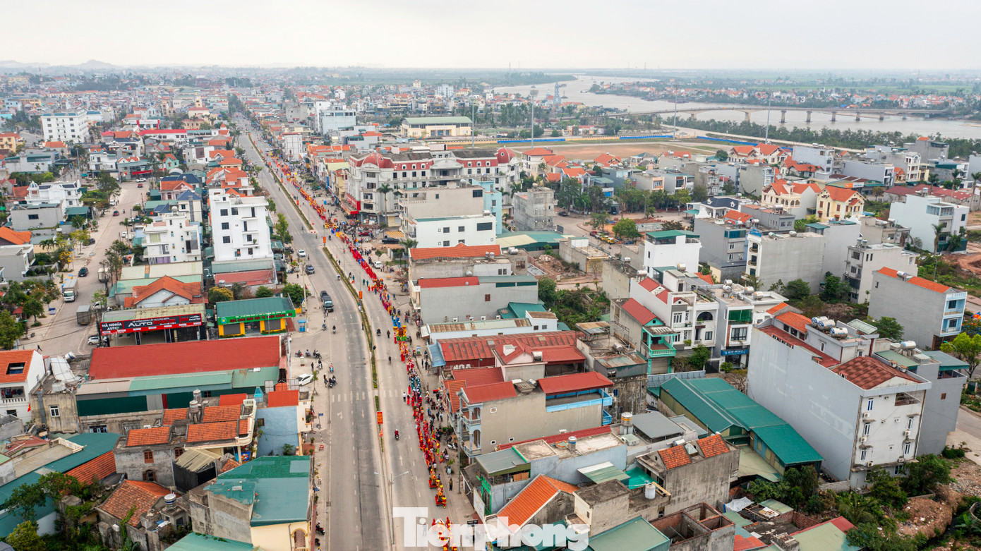 Đoàn rước dài hơn một km đi dọc con đường từ Di tích Quốc gia đặc biệt Bạch Đằng vào trung tâm thị xã. Đoàn rước dài hơn một km đi dọc con đường từ Di tích Quốc gia đặc biệt Bạch Đằng vào trung tâm thị xã.