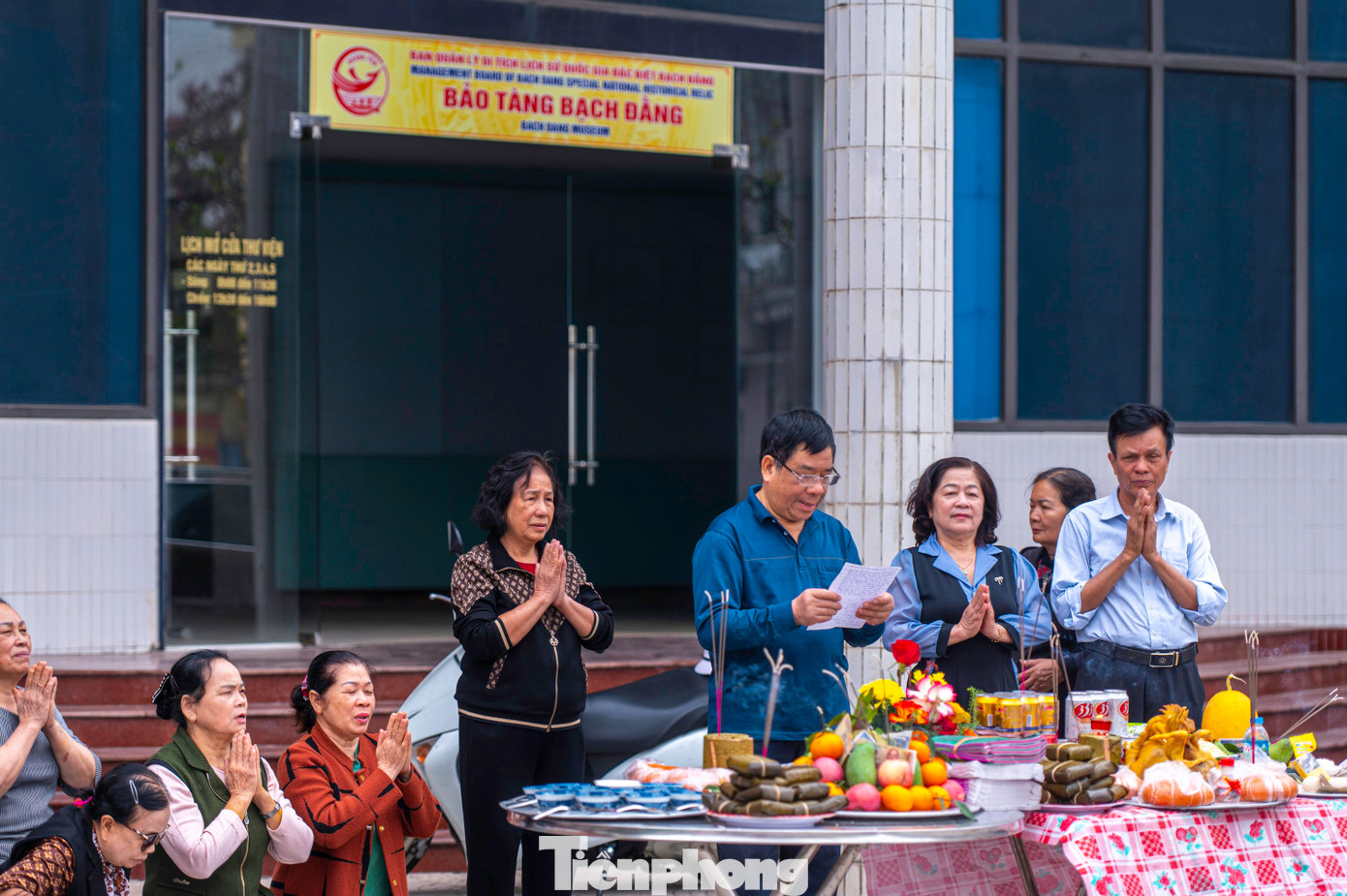 Mỗi con đường đoàn rước Đức Thánh Trần đi qua, người dân lại sửa soạn mâm lễ mặn và chay để cúng và cầu xin sức khỏe, bình an cho gia đình. Mỗi con đường đoàn rước Đức Thánh Trần đi qua, người dân lại sửa soạn mâm lễ mặn và chay để cúng và cầu xin sức khỏe, bình an cho gia đình.