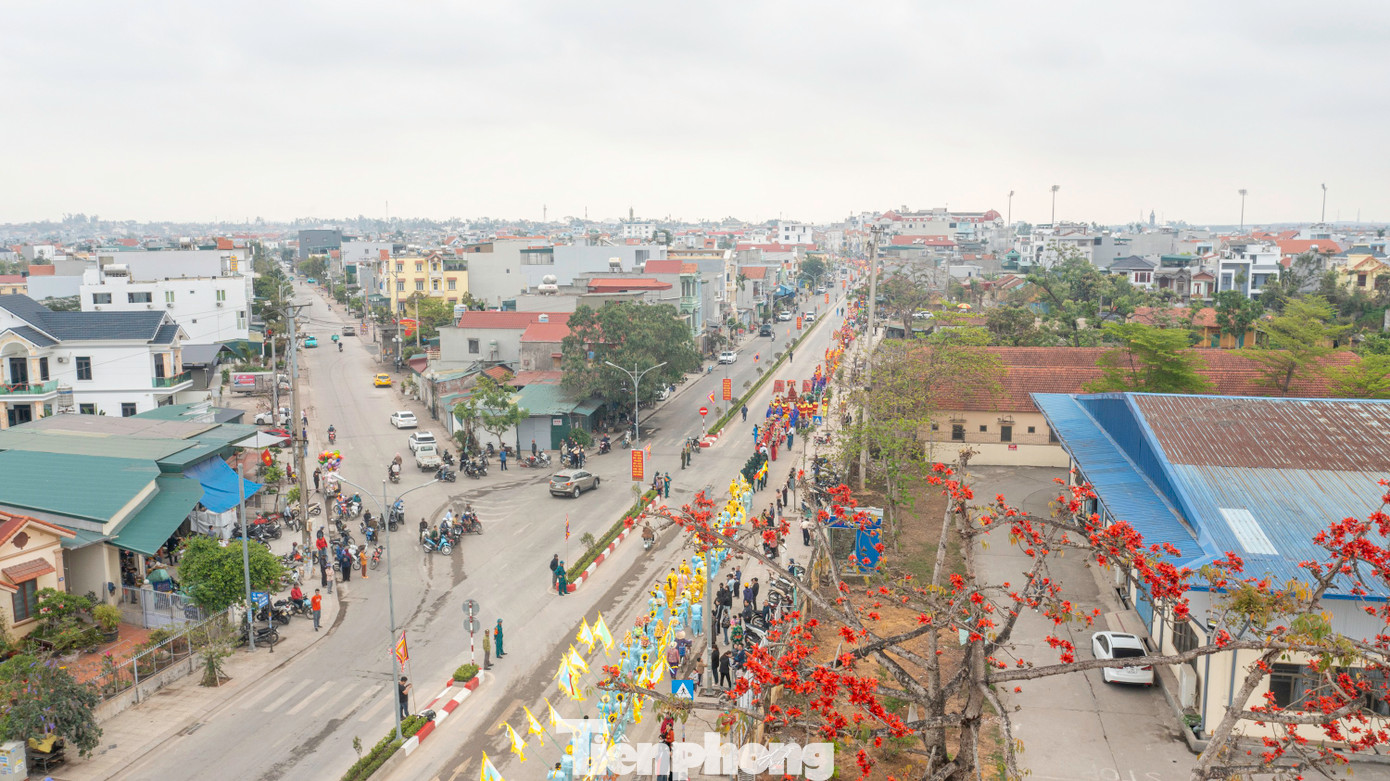 Lễ hội Bạch Đằng cùng nghi thức rước Đức Thánh Trần vi hành là hoạt động lớn mang đầy ý nghĩa của người dân vùng Bạch Đằng Giang. Lễ hội Bạch Đằng cùng nghi thức rước Đức Thánh Trần vi hành là hoạt động lớn mang đầy ý nghĩa của người dân vùng Bạch Đằng Giang.
