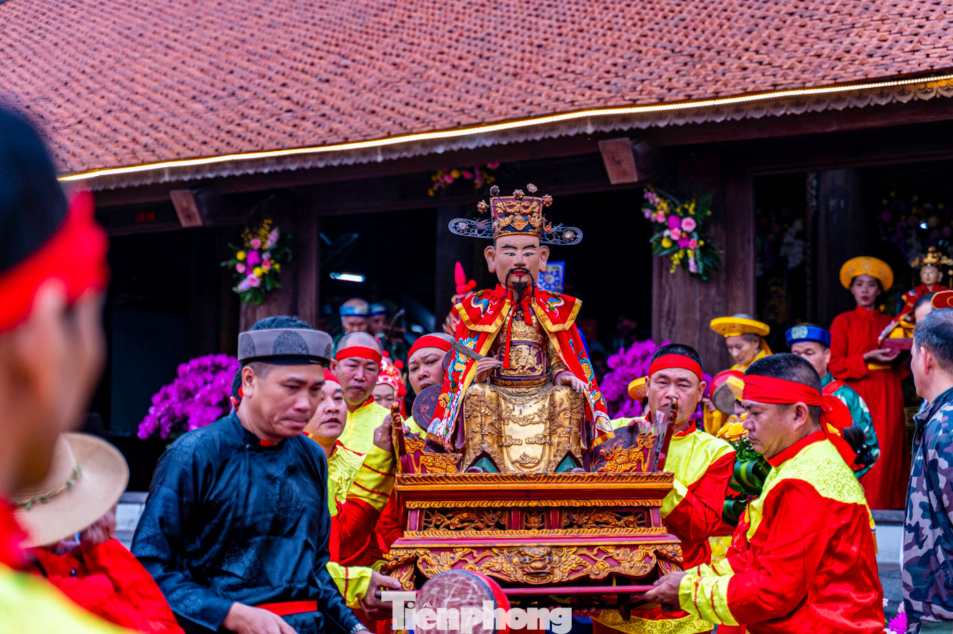 Theo tục lệ, từ sáng sớm các trai tráng được lựa chọn kỹ càng từ trước là người có sức khỏe, gia đình văn hóa... để mặc lễ phục, đầu đội khăn đỏ làm lễ đưa tượng Hưng Đạo đại vương cùng bảo kiếm từ trong Cung ra kiệu rước vi hành quanh thị xã Quảng Yên. Theo tục lệ, từ sáng sớm các trai tráng được lựa chọn kỹ càng từ trước là người có sức khỏe, gia đình văn hóa... để mặc lễ phục, đầu đội khăn đỏ làm lễ đưa tượng Hưng Đạo đại vương cùng bảo kiếm từ trong Cung ra kiệu rước vi hành quanh thị xã Quảng Yên.