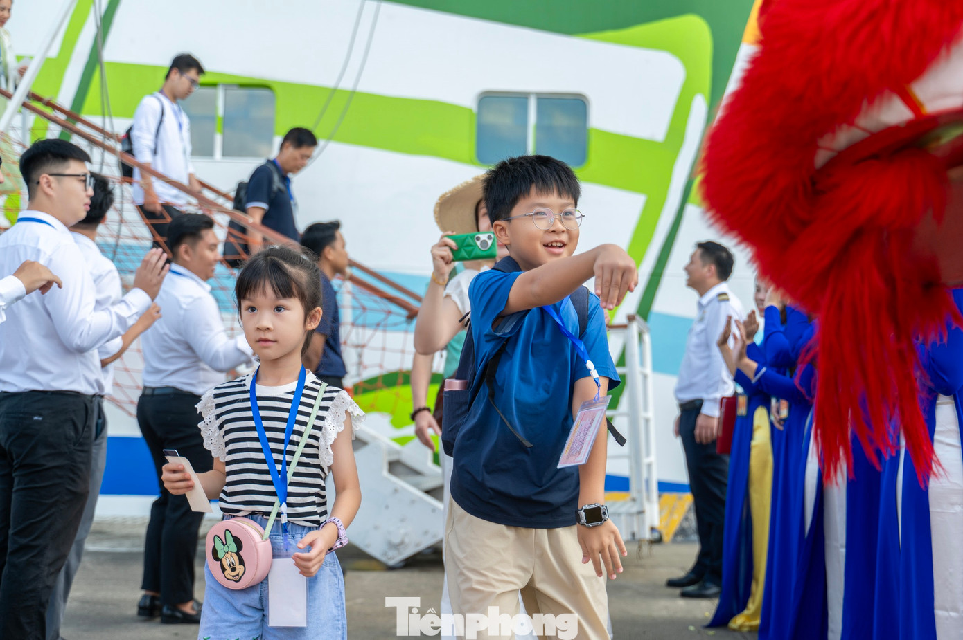 Nhiều du khách là trẻ nhỏ tỏ ra thích thú khi lần đầu tiên đến Hạ Long và nhận được sự chào đón nồng nhiệt.