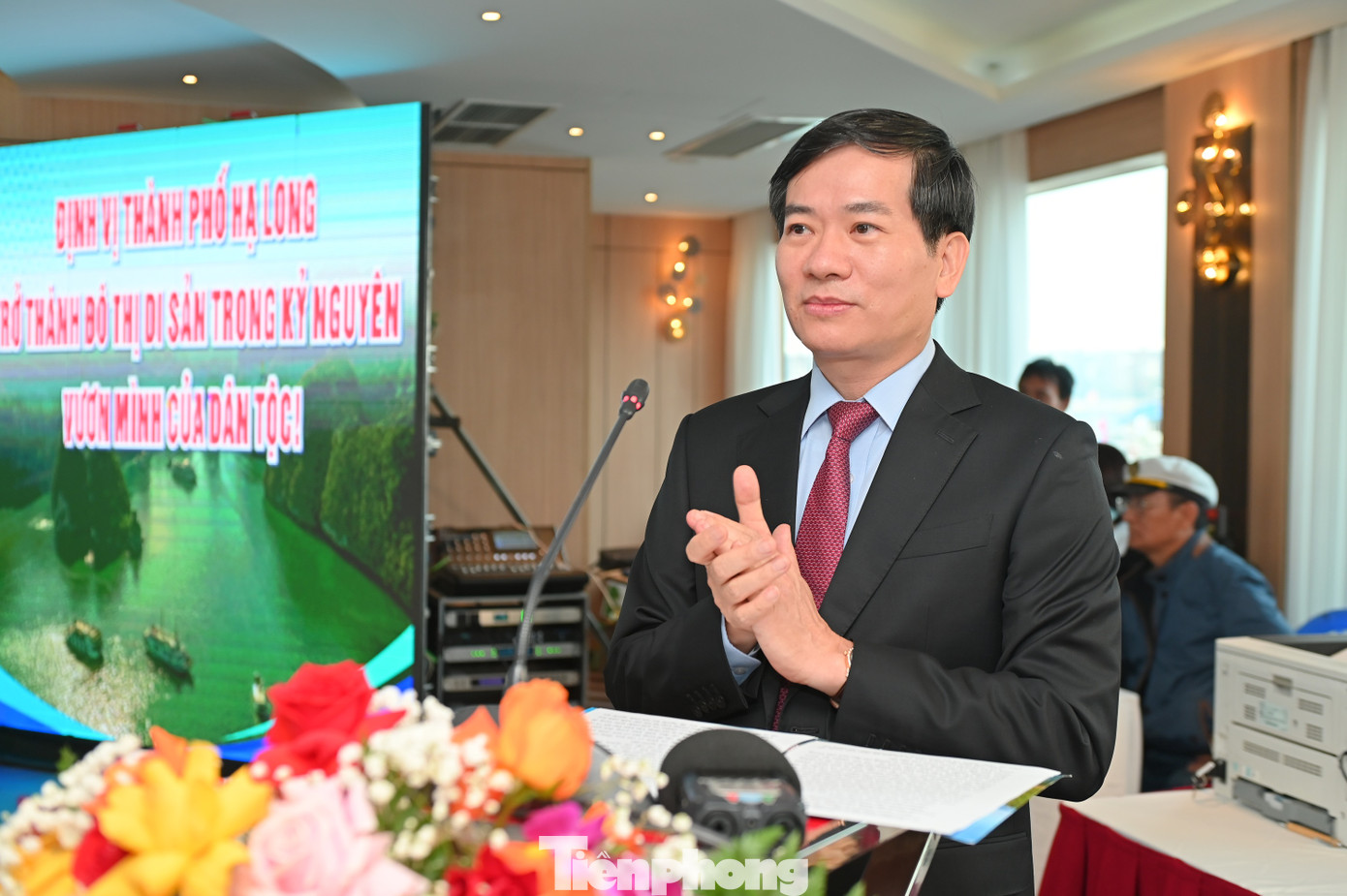 Ông Vũ Quyết Tiến - Bí thư Thành ủy Hạ Long - phát biểu tại hội thảo. Ảnh: Quốc Nam.
