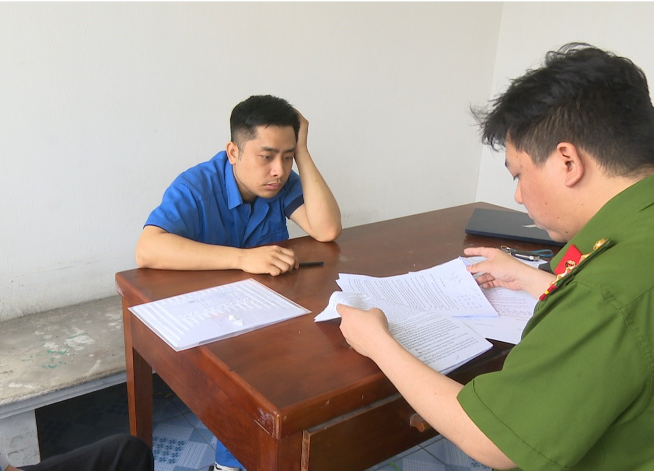 Công an tỉnh Quảng Ninh đấu tranh, lấy lời khai của Bùi Đình Khánh. Công an tỉnh Quảng Ninh đấu tranh, lấy lời khai của Bùi Đình Khánh.