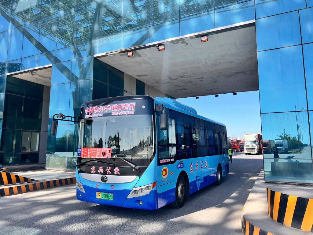 Tuyến xe vận tải hành khách xuyên biên giới Việt Nam - Trung Quốc đi qua cửa khẩu quốc tế Móng Cái được mở lại sau 2 năm tạm dừng bởi dịch COVID-19. Tuyến xe vận tải hành khách xuyên biên giới Việt Nam - Trung Quốc đi qua cửa khẩu quốc tế Móng Cái được mở lại sau 2 năm tạm dừng bởi dịch COVID-19.