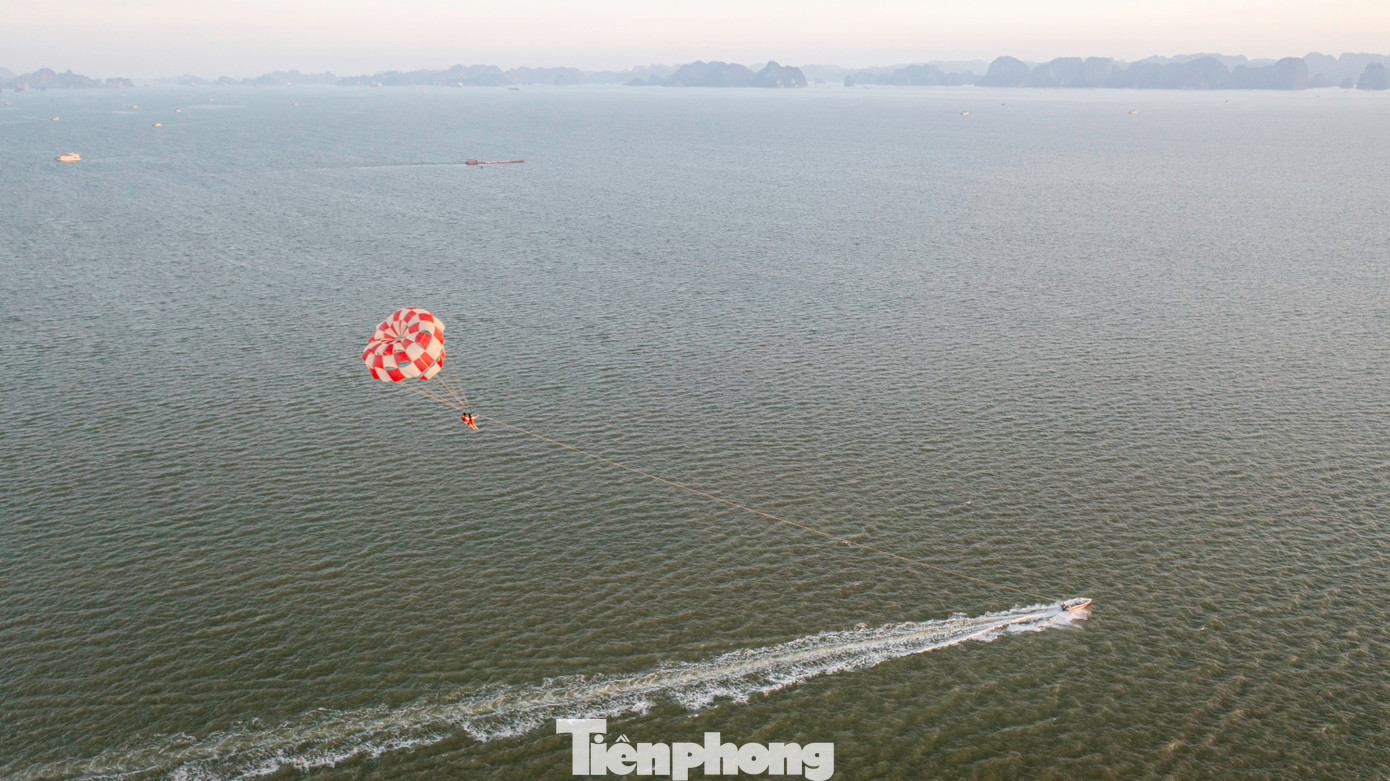 Ngoài tắm biển người dân đến đây còn tham gia các hoạt động trò chơi trên biển như chèo thuyền, dù bay...