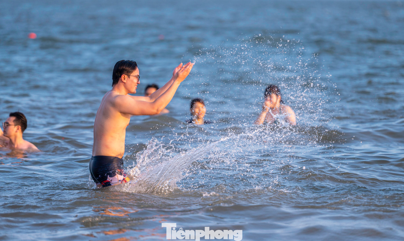 Người dân thỏa thích nô đùa bên bãi biển dài hơn 3 km.