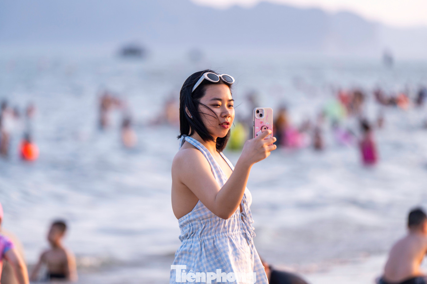Các bạn trẻ thỏa thích thả dáng và chụp ảnh check-in. "Nắng về chiều rất đẹp và không bị gắt, em tranh thủ rủ cả nhóm bạn của mình ra bãi biển chụp ảnh để lưu giữ những kỷ niệm ngày hè thật ý nghĩa", Thu Trang đến từ Hà Nội cùng nhóm bạn chia sẻ.