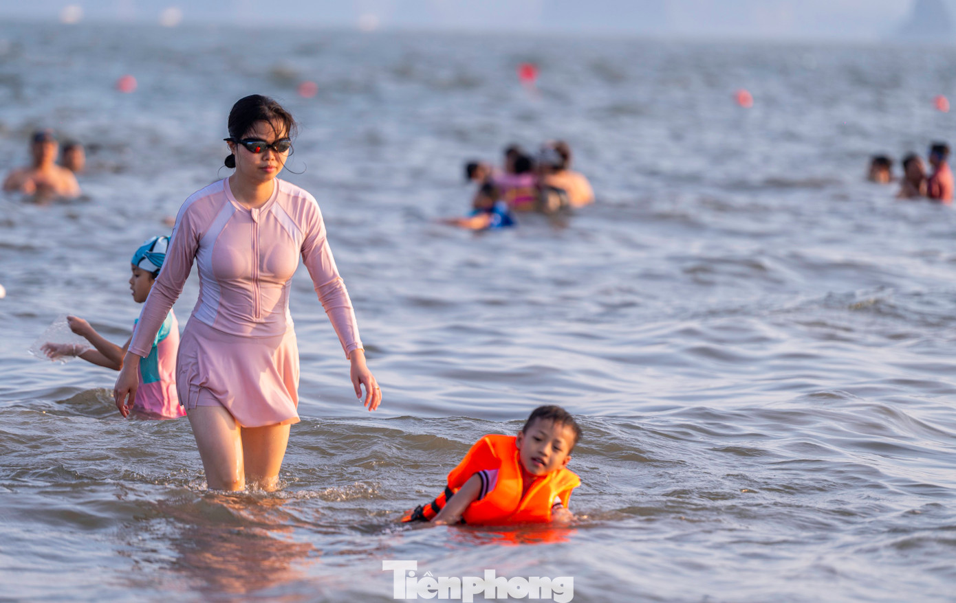 "Biển ở đây sóng không quá lớn, chúng tôi để cho các con vui đùa thỏa thích. Ngoài ra, bên quản lý bãi tắm cũng căng phao giới hạn và luôn bố trí người cứu hộ túc trực, canh gác nên chúng tôi cảm thấy rất yên tâm", chị Thùy Dương, trú Hà Nội chia sẻ.