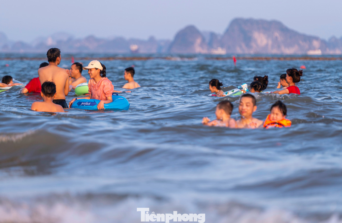 Người dân thỏa thích nô đùa bên bãi biển dài hơn 3 km.