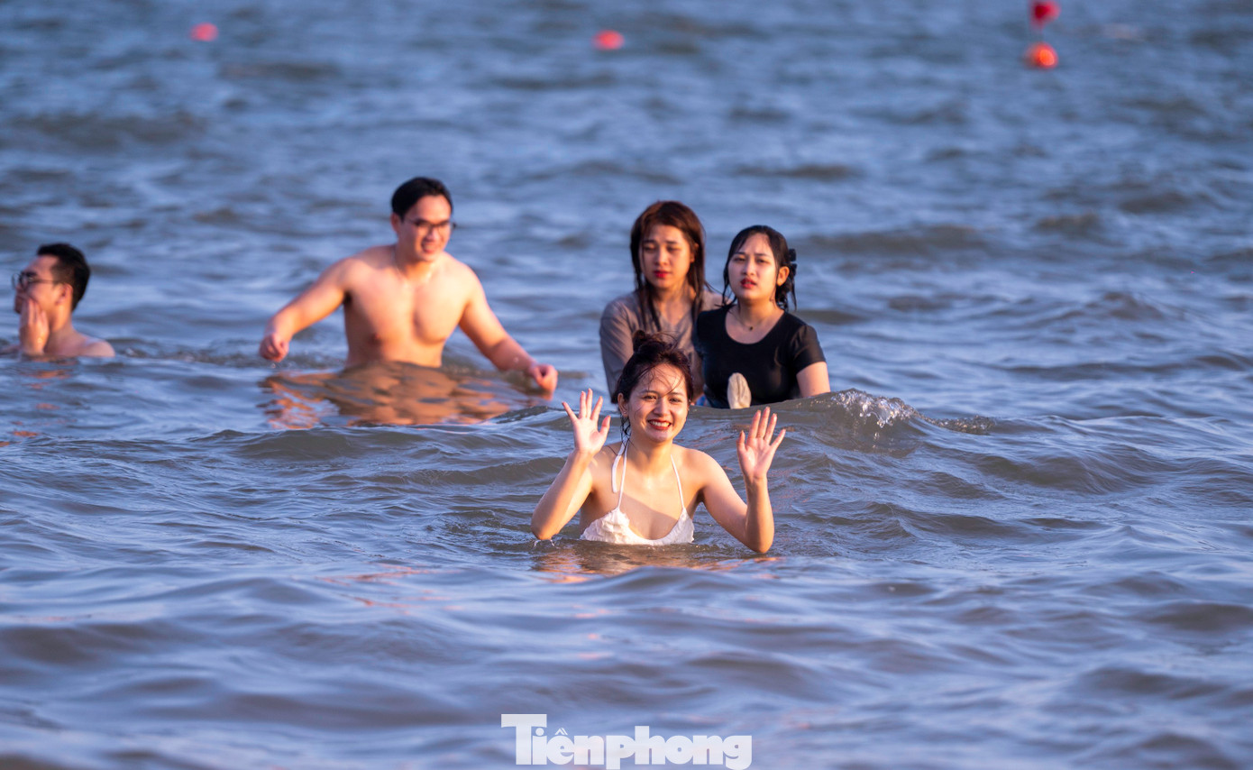 Người dân thỏa thích nô đùa bên bãi biển dài hơn 3 km.