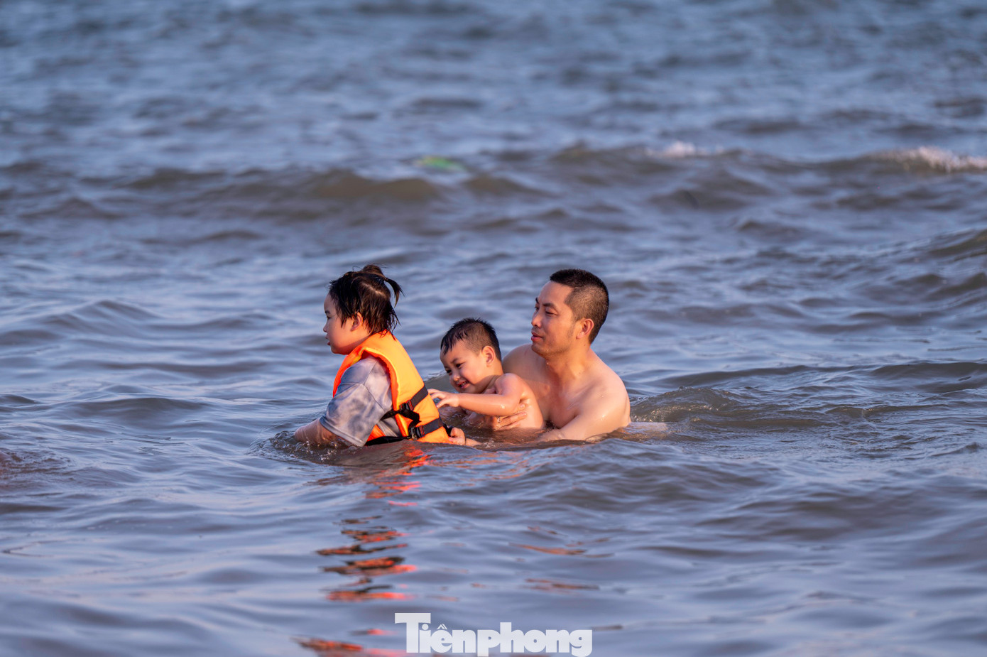 "Biển ở đây sóng không quá lớn, chúng tôi để cho các con vui đùa thỏa thích. Ngoài ra, bên quản lý bãi tắm cũng căng phao giới hạn và luôn bố trí người cứu hộ túc trực, canh gác nên chúng tôi cảm thấy rất yên tâm", chị Thùy Dương, trú Hà Nội chia sẻ.