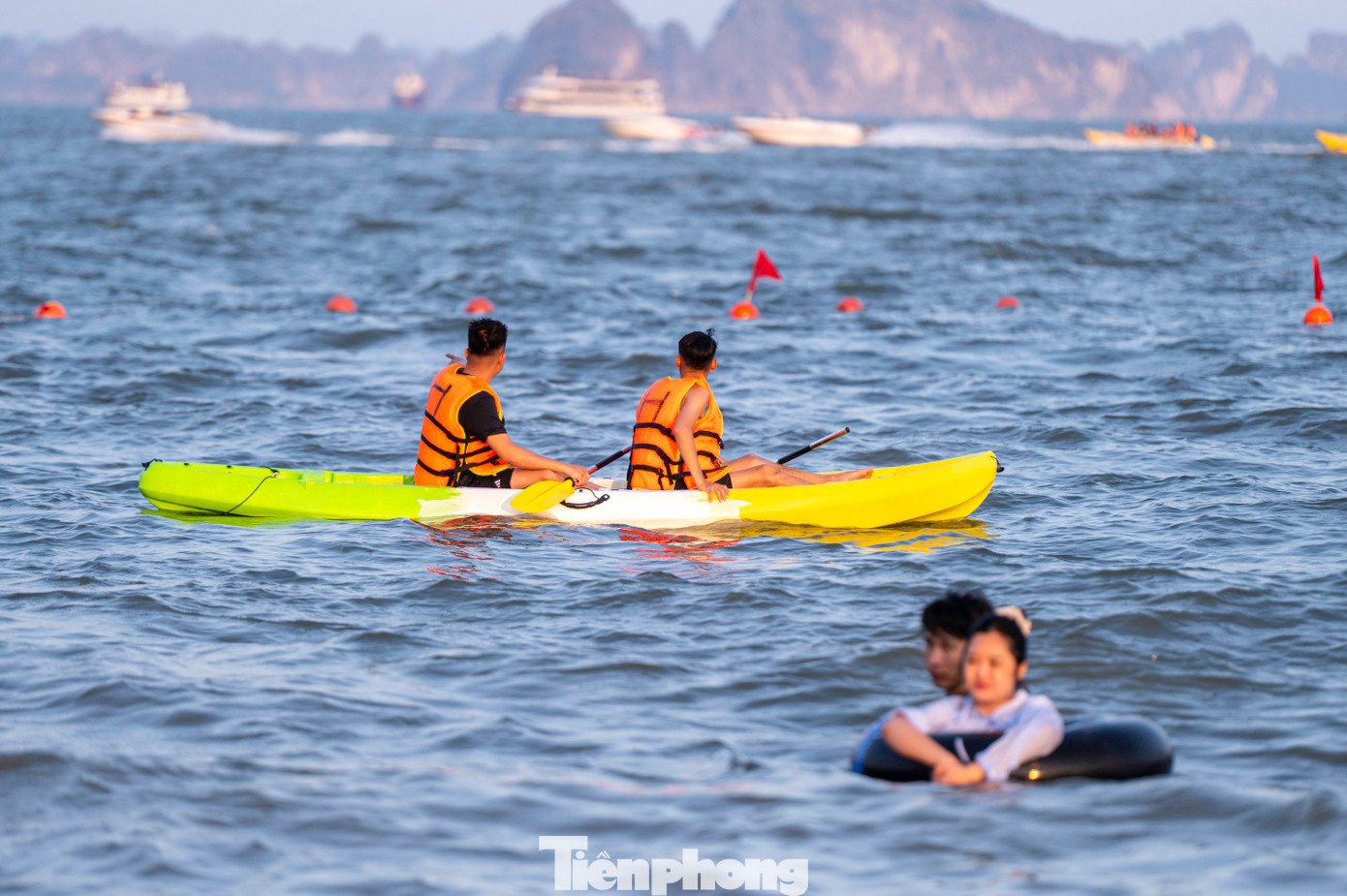 Ngoài tắm biển người dân đến đây còn tham gia các hoạt động trò chơi trên biển như chèo thuyền, dù bay...