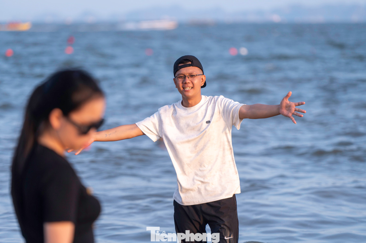 Các bạn trẻ thỏa thích thả dáng và chụp ảnh check-in. "Nắng về chiều rất đẹp và không bị gắt, em tranh thủ rủ cả nhóm bạn của mình ra bãi biển chụp ảnh để lưu giữ những kỷ niệm ngày hè thật ý nghĩa", Thu Trang đến từ Hà Nội cùng nhóm bạn chia sẻ.