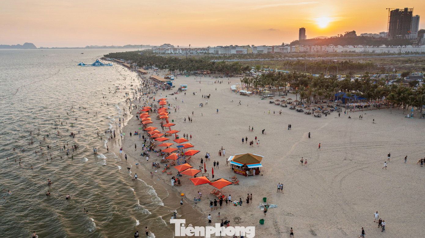Bãi biển Hạ Long khi hoàng hôn buông xuống. Theo thông tin từ Sở Văn hóa, Thể thao và Du lịch tỉnh Quảng Ninh, 4 ngày nghỉ lễ vừa qua, tổng khách du lịch đến TP Hạ Long đạt hơn 580.000 lượt, trong đó khách quốc tế 37.300 lượt.