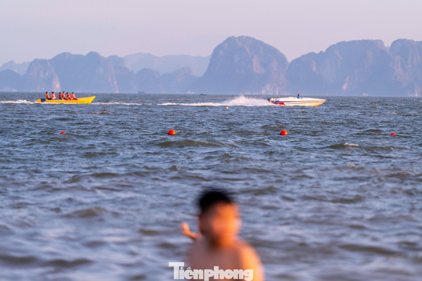 Ngoài tắm biển người dân đến đây còn tham gia các hoạt động trò chơi trên biển như chèo thuyền, dù bay...