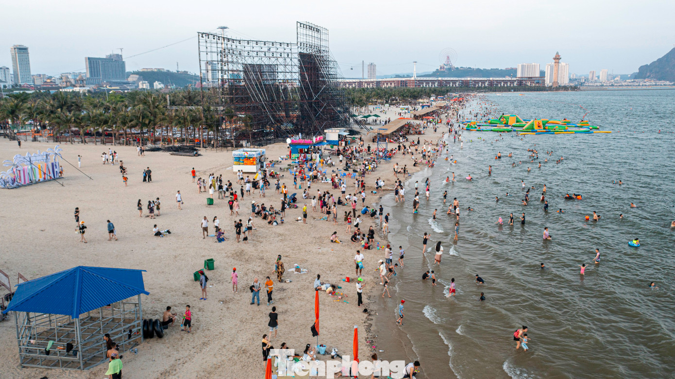 Trong suốt kỳ nghỉ lễ 30/4-1/5, thời tiết tại tỉnh Quảng Ninh có nắng nóng, nhiệt độ có lúc lên cao khoảng 32-33 độ C. Người dân và khách du lịch đổ ra bãi biển thuộc Khu du lịch Bãi Cháy, TP. Hạ Long.