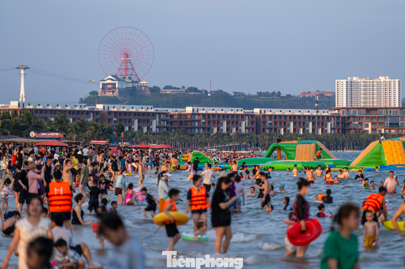 Ghi nhận của PV Tiền Phong, từ khoảng 16h, bãi biển chật kín người dân ra tắm biển. Đa số là khách du lịch đến từ một số tỉnh thành như Hà Nội, Bắc Ninh, Hải Dương, Hưng Yên... về đây du lịch và nghỉ dưỡng.