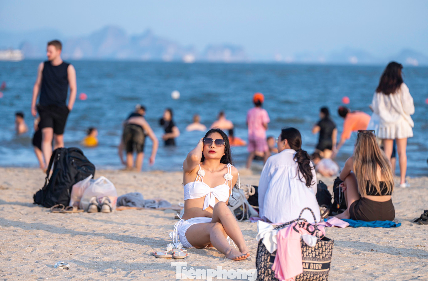 Các bạn trẻ thỏa thích thả dáng và chụp ảnh check-in. "Nắng về chiều rất đẹp và không bị gắt, em tranh thủ rủ cả nhóm bạn của mình ra bãi biển chụp ảnh để lưu giữ những kỷ niệm ngày hè thật ý nghĩa", Thu Trang đến từ Hà Nội cùng nhóm bạn chia sẻ.