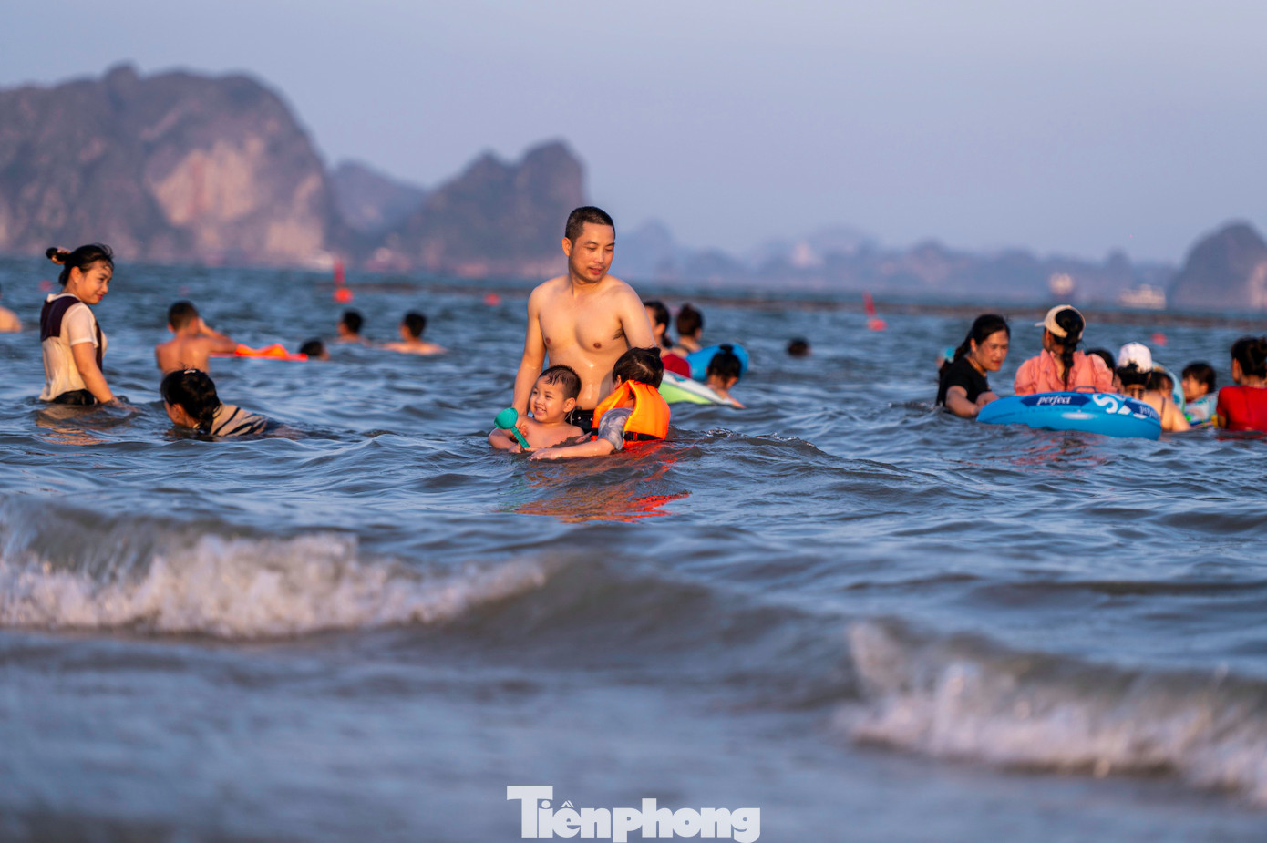 Trong đó nhiều gia đình đưa cả trẻ nhỏ đi tắm.