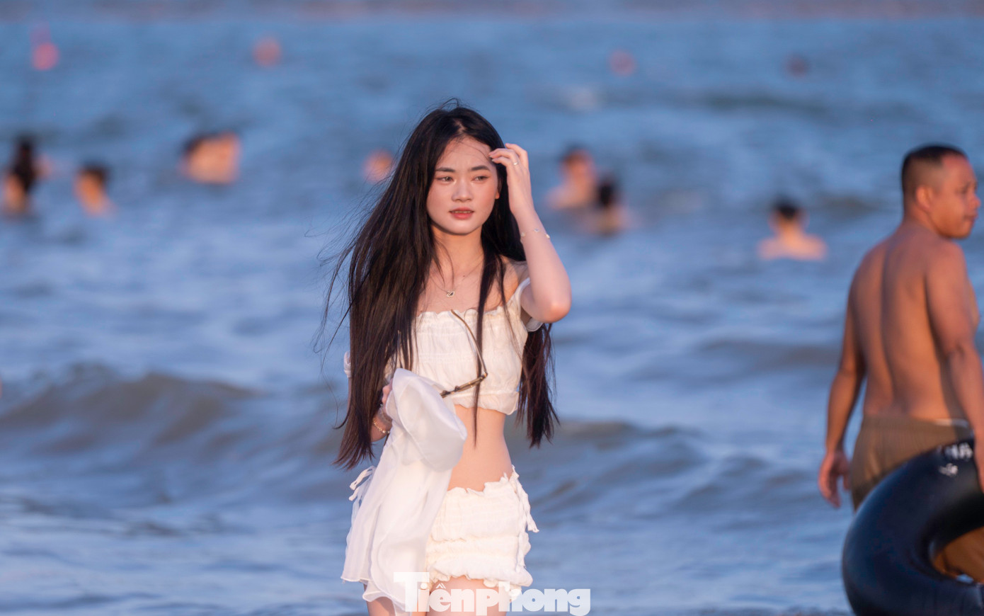 Các bạn trẻ thỏa thích thả dáng và chụp ảnh check-in. "Nắng về chiều rất đẹp và không bị gắt, em tranh thủ rủ cả nhóm bạn của mình ra bãi biển chụp ảnh để lưu giữ những kỷ niệm ngày hè thật ý nghĩa", Thu Trang đến từ Hà Nội cùng nhóm bạn chia sẻ.