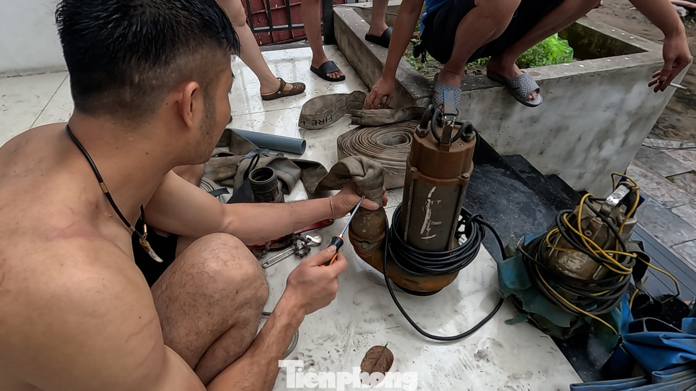 Những chiếc máy bơm công suất nhỏ được lắp đặt để hút nước từ trong hầm số một ra ngoài.