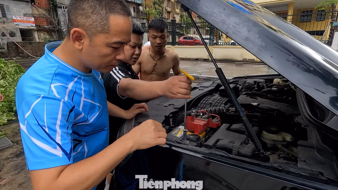 Người dân vội vàng kiểm tra phương tiện sau khi đưa ra khỏi hầm.