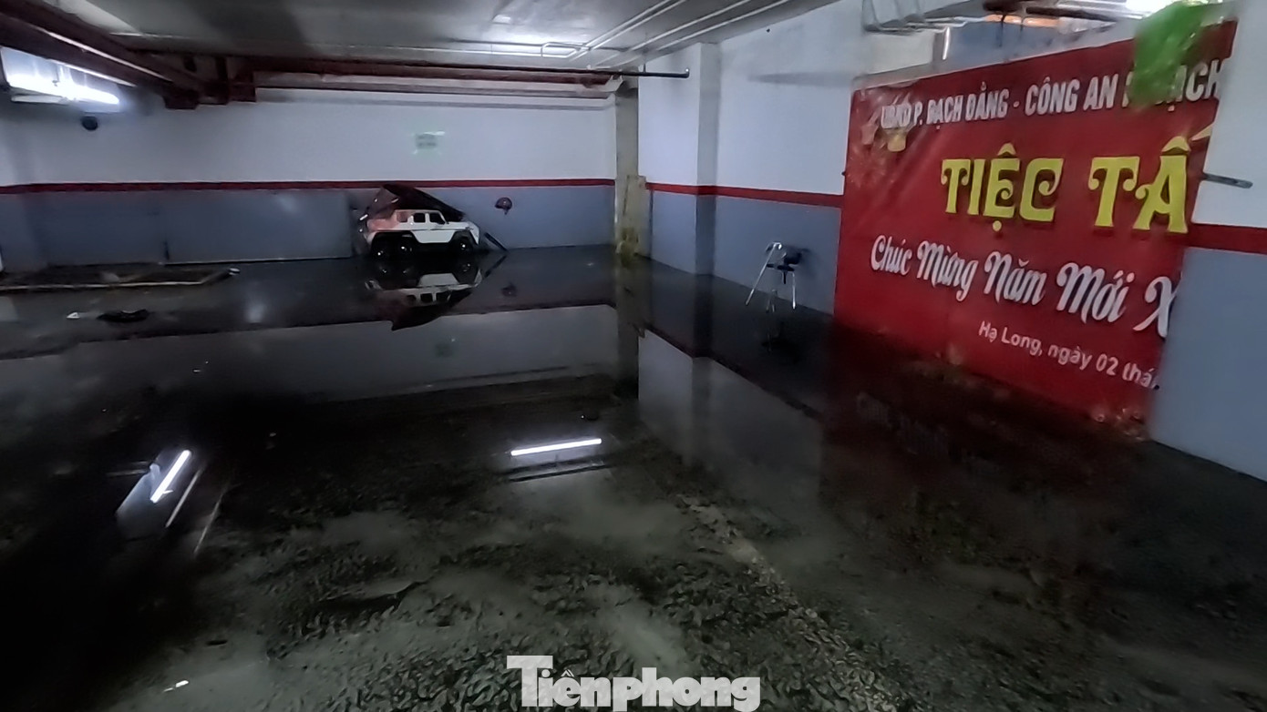 Nước cuốn theo bùn đất đổ xuống toàn bộ hai tầng hầm của chung cư.