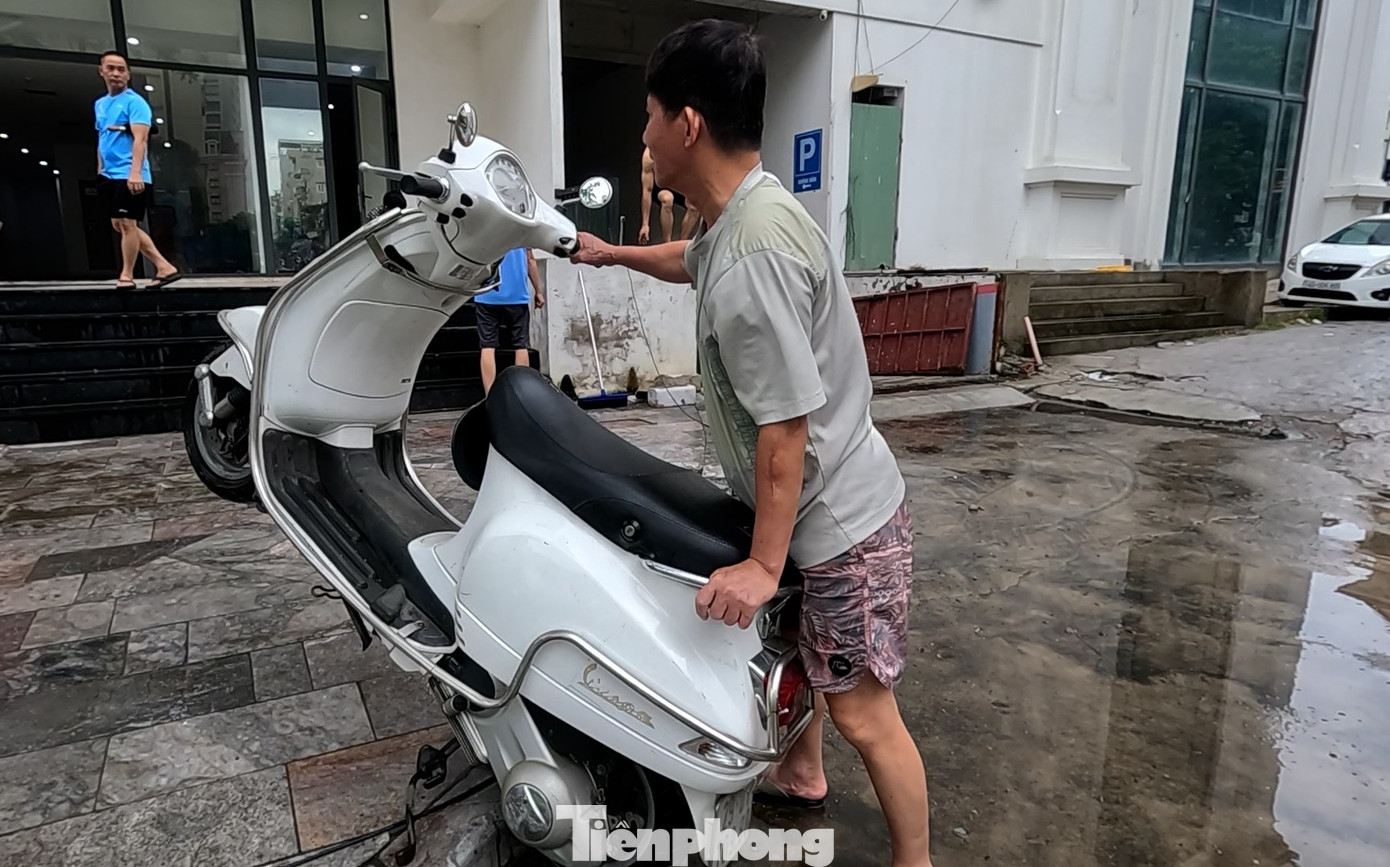 Người dân vội vàng kiểm tra phương tiện sau khi đưa ra khỏi hầm.