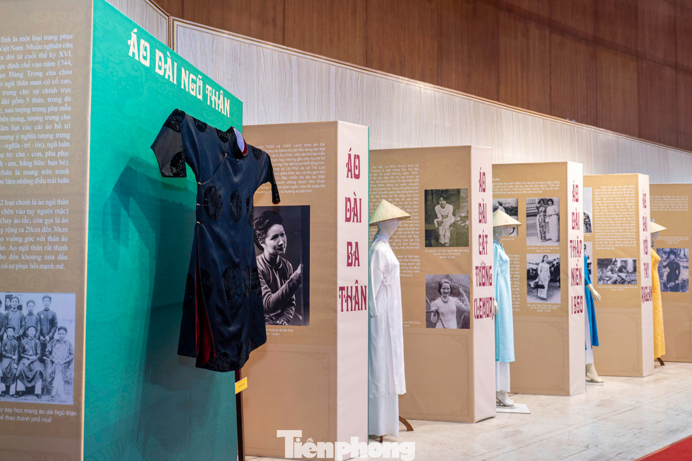 Triển lãm giới thiệu đến công chúng 30 mẫu áo dài truyền thống cùng với các hiện vật liên quan đến việc thiết kế, chế tạo áo dài, các vật trang sức đi liền với áo dài.