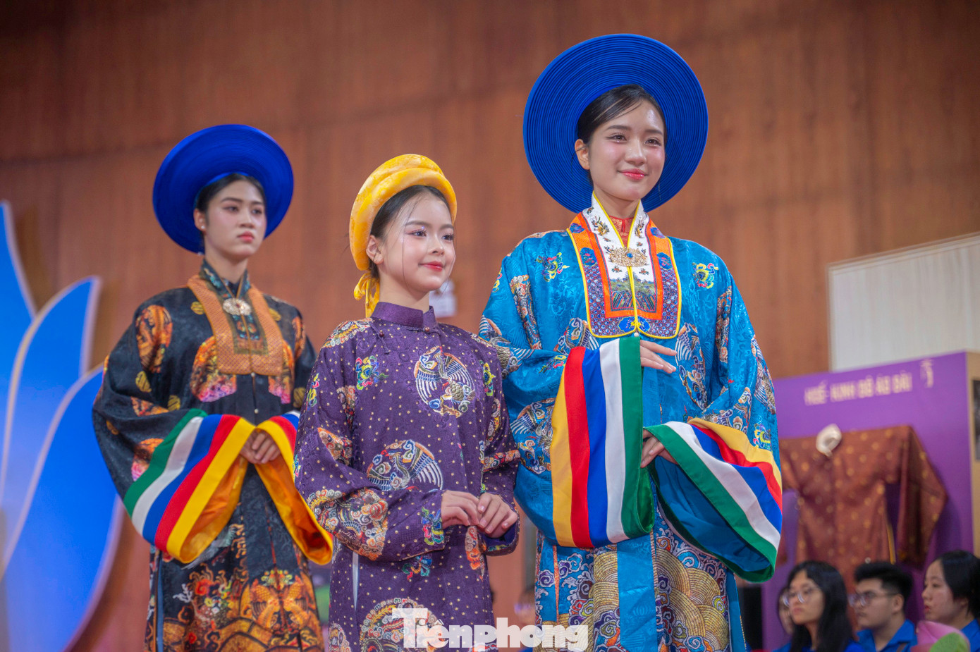 Cùng với đó là phần trình diễn của nhóm người mẫu giới thiệu các bộ sưu tập 60 mẫu áo dài gồm áo dài nữ, áo dài nam và áo dài trẻ em.