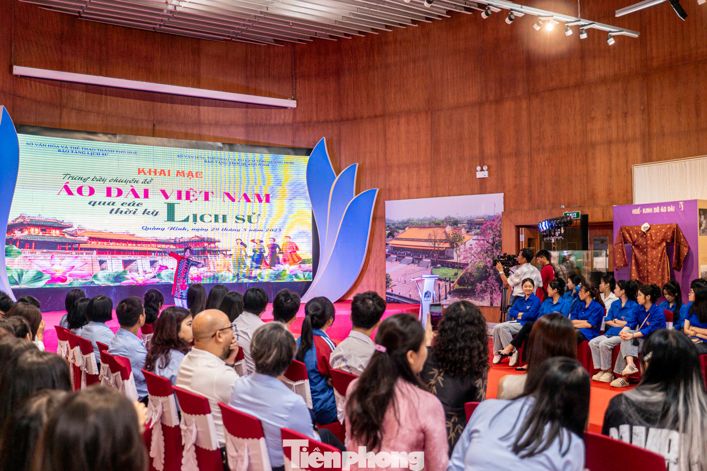 Ngày 29/5, Bảo tàng tỉnh Quảng Ninh phối hợp với Bảo tàng lịch sử thành phố Huế tổ chức trưng bày chuyên đề Áo dài Việt Nam qua các thời kỳ lịch sử.